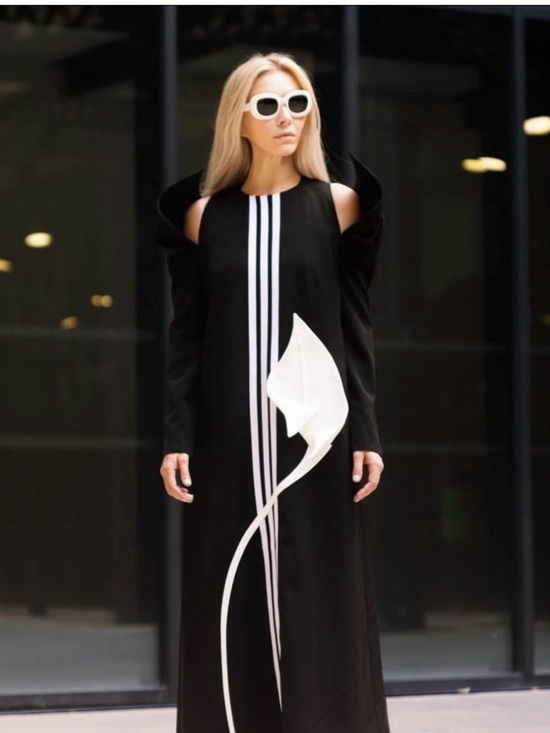 Julia Allert Dresses & Skirts - NWT Julia Allert Black Midi Dress with White Stingray Applique - XS